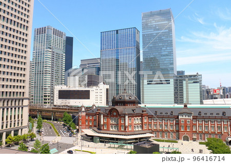 東京駅丸の内口　東京都千代田区丸の内 赤レンガ造りのレトロモダンな建物ターミナル駅と高層ビル 96416714