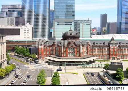 東京駅丸の内口　東京都千代田区丸の内 赤レンガ造りのレトロモダンな建物ターミナル駅と高層ビル 96416753