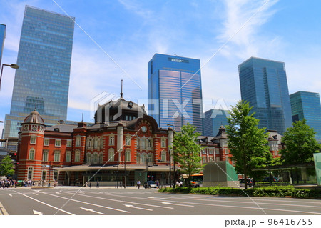 東京駅丸の内口　東京都千代田区丸の内 赤レンガ造りのレトロモダンな建物ターミナル駅と高層ビル 96416755