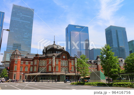 東京駅丸の内口 東京都千代田区丸の内 赤レンガ造りのレトロモダンな建物ターミナル駅と高層ビル 東京駅丸の内口 東京都千代田区丸の内 赤レンガ造りのレトロモダンな建物ターミナル駅と高層ビル 96416756