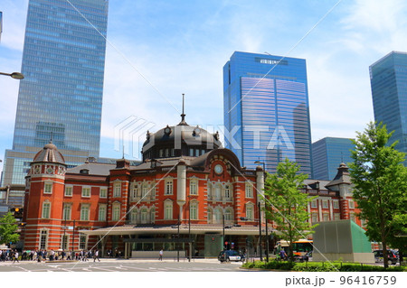 東京駅丸の内口　東京都千代田区丸の内 赤レンガ造りのレトロモダンな建物ターミナル駅と高層ビル 96416759