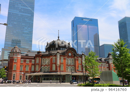 東京駅丸の内口　東京都千代田区丸の内 赤レンガ造りのレトロモダンな建物ターミナル駅と高層ビル 96416760
