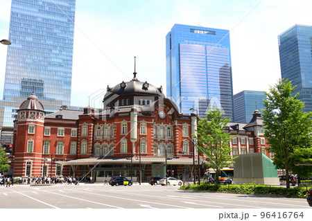 東京駅丸の内口 東京都千代田区丸の内 赤レンガ造りのレトロモダンな建物ターミナル駅と高層ビル 東京駅丸の内口 東京都千代田区丸の内 赤レンガ造りのレトロモダンな建物ターミナル駅と高層ビル 96416764