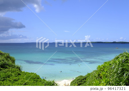 宮古島の砂山ビーチと青い海 96417321