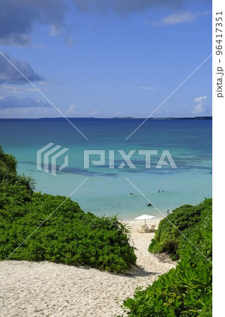 宮古島の砂山ビーチと青い海 宮古島の砂山ビーチと青い海 96417351
