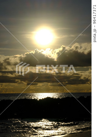 宮古島の与那覇前浜ビーチから見る夕日 宮古島の与那覇前浜ビーチから見る夕日 96417371