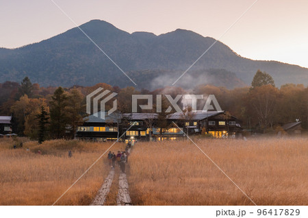 秋の尾瀬 幻想的な朝の風景 秋の尾瀬 幻想的な朝の風景 96417829