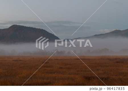 秋の尾瀬 幻想的な朝の風景 秋の尾瀬 幻想的な朝の風景 96417835