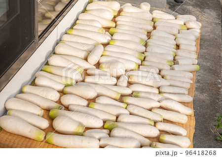 軒先に干すたくあん漬けの大根 軒先に干すたくあん漬けの大根 96418268