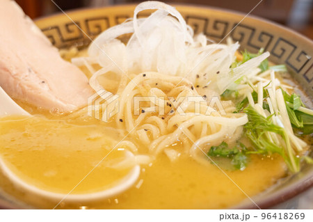 鶏出汁の塩ラーメン 96418269