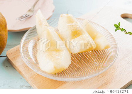 むいた完熟ラ・フランス 96418271