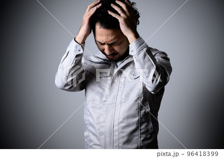 経営で困って頭を抱える経営者のイメージ 経営で困って頭を抱える経営者のイメージ 96418399
