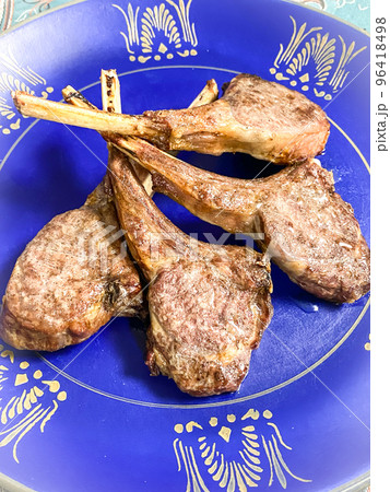 骨付ラム肉のステーキ 96418498