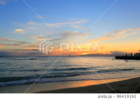 ハワイのワイキキビーチから見る夕焼けの景色 ハワイのワイキキビーチから見る夕焼けの景色 96419162