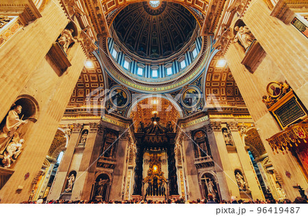 ローマ　サン・ピエトロ大聖堂　クーポラと大天蓋　※一部ソフトフォーカス 96419487