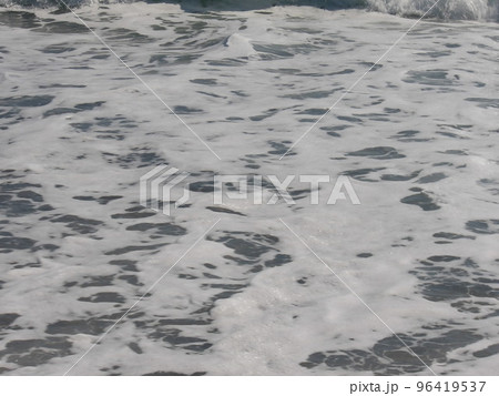 波打ち際の引き波 波打ち際の引き波 96419537