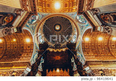 ローマ　サン・ピエトロ大聖堂　クーポラと大天蓋 96419641