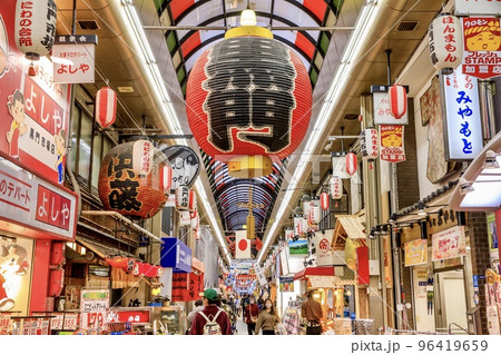 大阪市中央区　黒門市場のアーケード 96419659