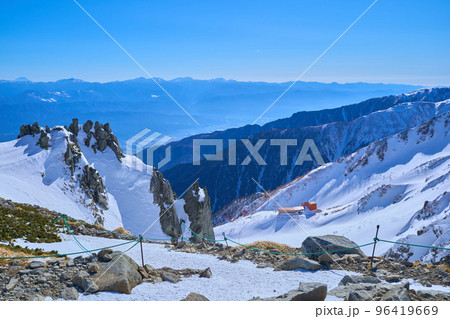 冬の長野県 木曽駒ヶ岳(宝剣岳)の乗越浄土から南側（ホテル千畳敷、千畳敷カールなど）を見る 96419669