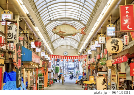 大阪市中央区　黒門市場のアーケード 96419881