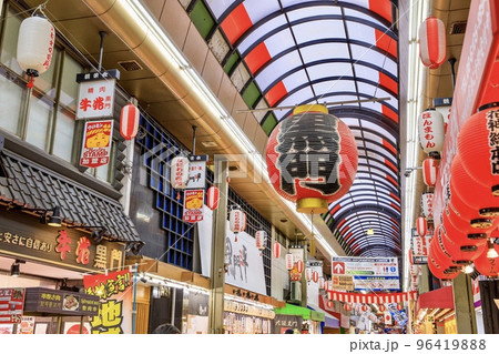 大阪市中央区　黒門市場のアーケード 96419888