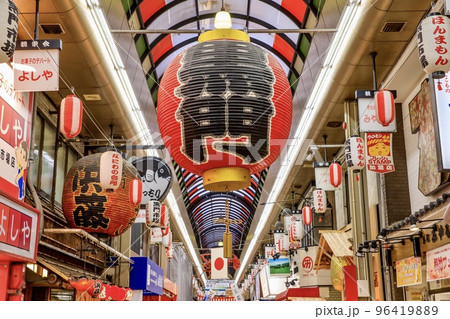 大阪市中央区　黒門市場のアーケード 96419889