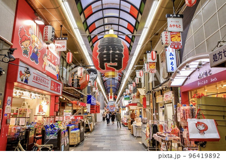 大阪市中央区　黒門市場のアーケード 96419892