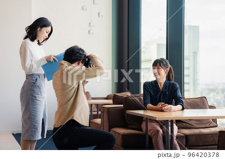 広告写真の撮影をするフォトグラファー 96420378