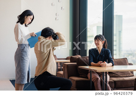 広告写真の撮影をするフォトグラファー 96420379