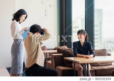 広告写真の撮影をするフォトグラファー 96420384
