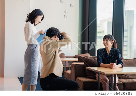 広告写真の撮影をするフォトグラファー 96420385
