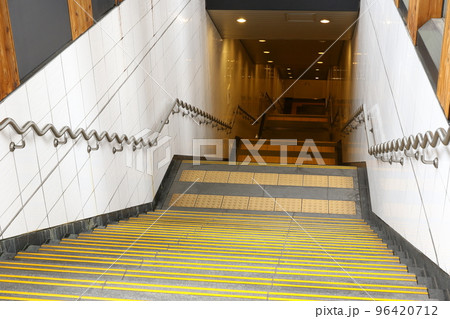 京阪電気鉄道中之島線の渡辺橋駅に降りる階段 96420712