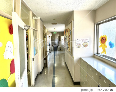 幼稚園の教室で開催されたお遊戯会 幼稚園の教室で開催されたお遊戯会 96420730