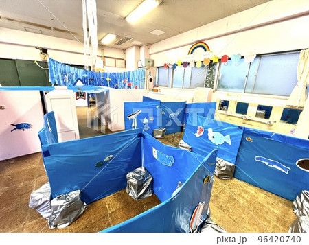 幼稚園の教室で開催されたお遊戯会 96420740