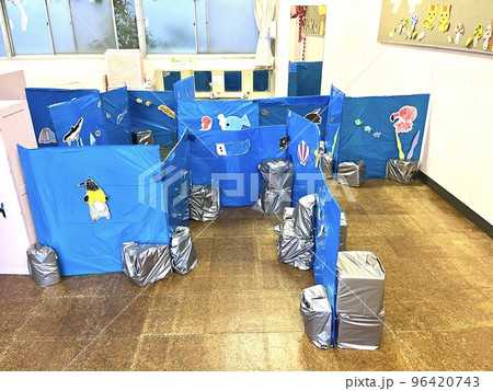 幼稚園の教室で開催されたお遊戯会 幼稚園の教室で開催されたお遊戯会 96420743