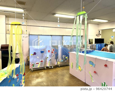 幼稚園の教室で開催されたお遊戯会 幼稚園の教室で開催されたお遊戯会 96420744