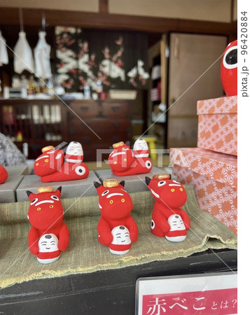 大内宿のお土産にも赤べこちゃん 96420884