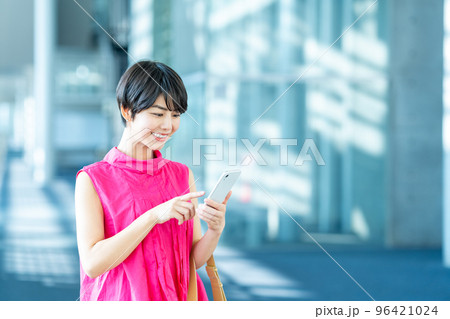 スマートフォンを操作する若い女性。 96421024