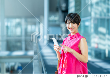 スマートフォンを操作する若い女性。 96421037