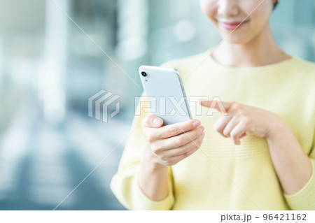 スマートフォンを操作する若い女性（パーツモデル） 96421162