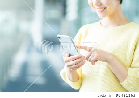 スマートフォンを操作する若い女性（パーツモデル） 96421163