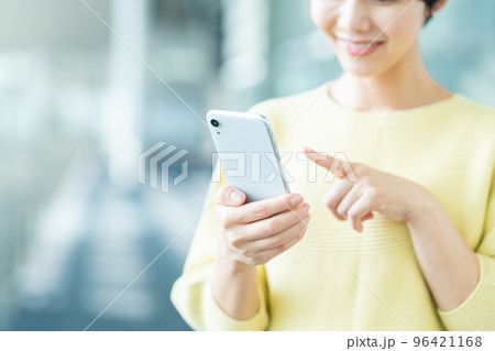 スマートフォンを操作する若い女性（パーツモデル） 96421168
