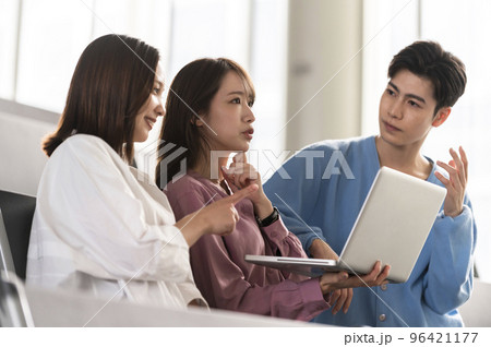 女性の先輩に教わる後輩の大学生 96421177