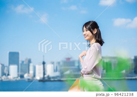ショッピングをする若い女性 96421238