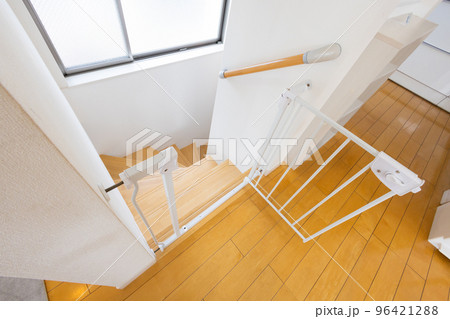 階段上のベビーゲート 96421288