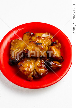 赤い皿に盛った炭火焼き鳥 96421291