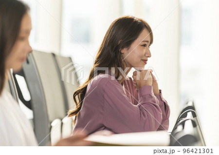 講義を受講する大学生 講義を受講する大学生 96421301
