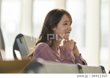 講義を受講する大学生 96421302