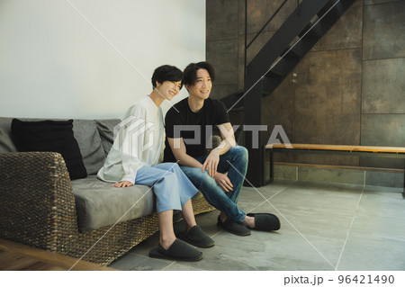 ソファでくつろぐカップル 96421490