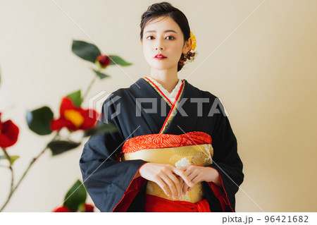 黒い振袖の女性 96421682